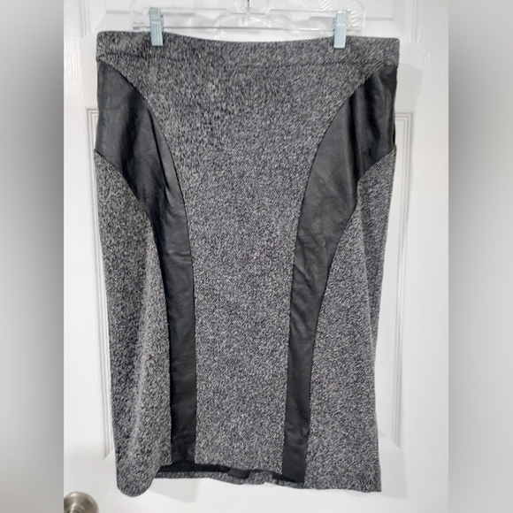 Lane Bryant Black and White Tweed with Faux Leather Pencil Skirt Size 16 - Picture 1 of 9